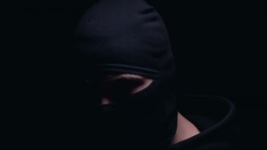 Banka soygunundan sonra balaclava'yı havalayan tehlikeli suçlu, polisten saklanıyor