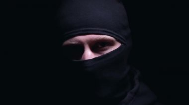 Balaclava'da bıçaklı rehineyi tehdit eden suçlu, bilgi arıyor