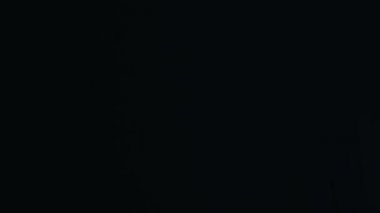 Haydutun, siyah arka planda izole edilmiş kurbana silah doğrulttma eli, suç mahalli