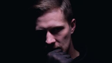 Düşünceli suç çene dokunmadan, cinayet veya soygun planlama, siyah arka plan