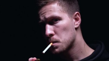 Tehlikeli mafya sigara ve gülümseyen, başarılı yasadışı anlaşma kavramı