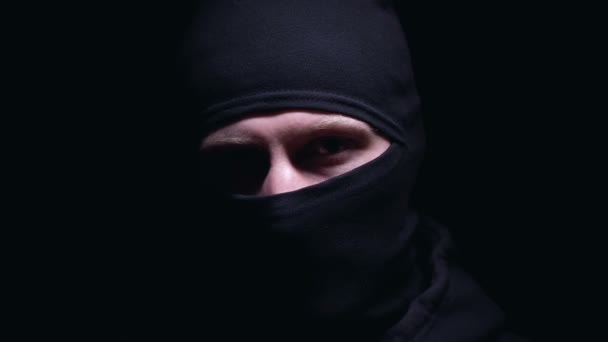 Crimineel in Balaclava dreigende gegijzeld met mes, zoeken naar informatie — Stockvideo