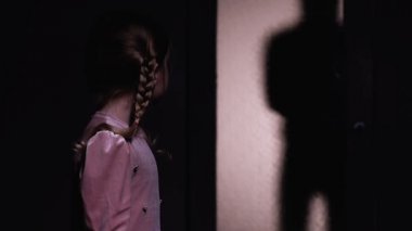 Gece evde erkek suçlu mola saklanan korkmuş küçük kız, soygun