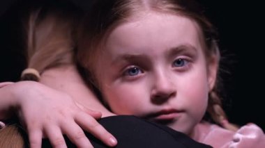 Yüzünde gözyaşları olan küçük kız üvey anneye sarılıyor, yetim çocuğa aile ihtiyacı