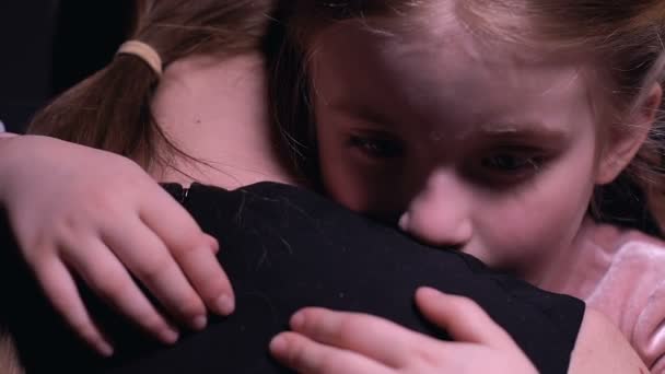 Liten flicka kramas mamma, rädd efter mardröm, familj stöd, kärlek och omsorg — Stockvideo