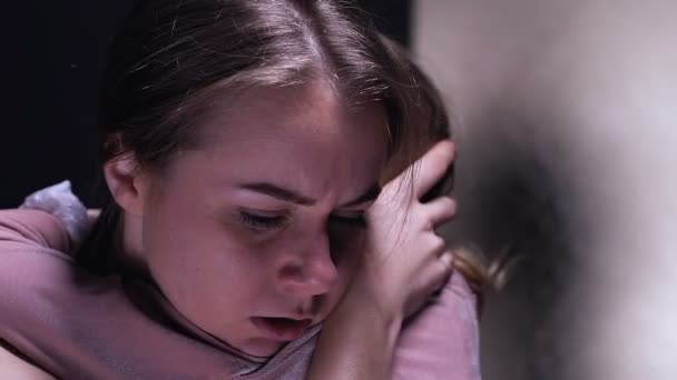 Anne sıkıca kızı sarılma, koca zorba gelen çocuk savunmak, closeup — Stok video