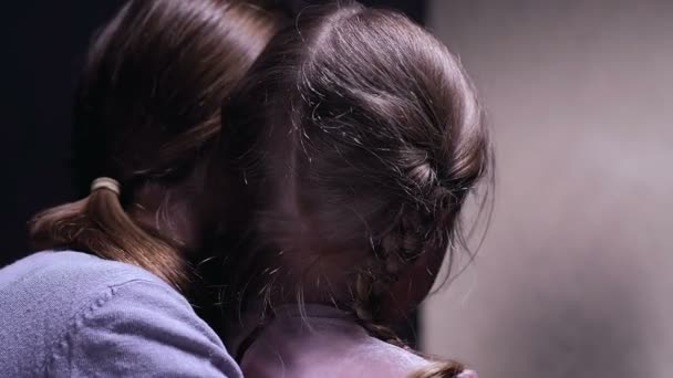 Мать и маленькая дочь боятся злого отца тирана, домашнего насилия — стоковое видео