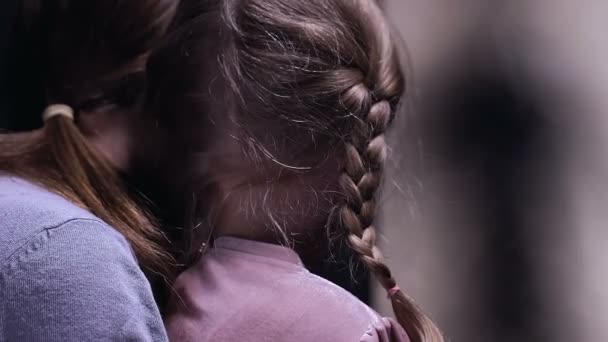 Två systrar i skräck som täcker ansikten med händer, rädd för ond fader, våld — Stockvideo