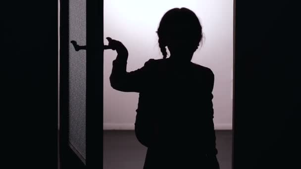 La silhouette dei bambini entra in casa, pericolosa per camminare da sola di notte, sicurezza dei bambini — Video Stock