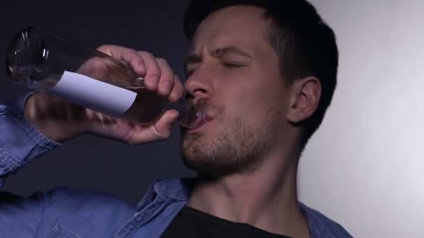 Roekeloos jonge vader drinken wodka voor dochter, jeugd trauma — Stockvideo