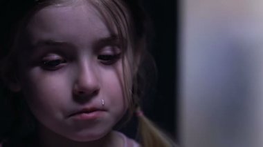 Sevimli küçük kız ağlıyor, zorba baba korkuyor, aile şiddet kurbanı closeup