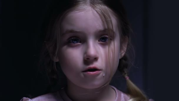 Sevimli küçük kız ağlıyor, yetimhanede ihmal edilmiş çocuk, hak ihlali. — Stok video