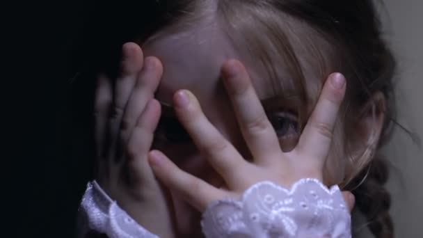 Paura carina bambina che copre il viso con le mani, pericolo o violenza domestica — Video Stock