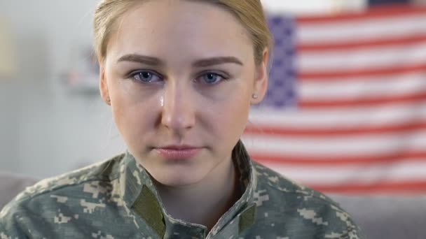 Жінка-сержант плаче крупним планом, посттравматичний стресовий розлад, сумні воєнні спогади — стокове відео