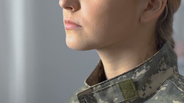 Serieuze vrouwelijke Sergeant der zuchten close-up, leger plicht, militair beroep, carrière — Stockvideo