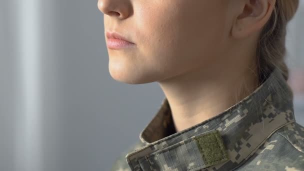 Sargento mujer seria suspira primer plano, servicio militar, profesión militar, carrera — Vídeos de Stock