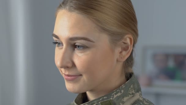 Hermosa mujer de servicio orgulloso mirando en cámara, profesión del ejército, patriotismo — Vídeos de Stock