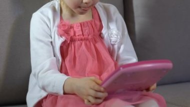 Oyuncak tablet oynayan kız oyun kanepe, çocukluk eğlence, eğitim oyuncak