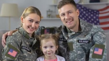 Kızı kamera, Amerikan ordusu, genç aile gülümseyen ile Askeri çift