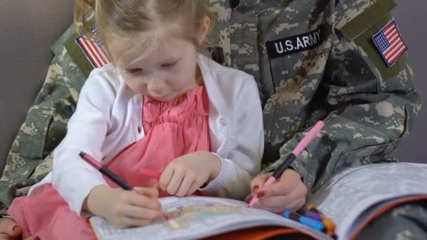 Amerykańska servicewoman rysunek razem córka w kolorowanka, opieka rodziców — Wideo stockowe