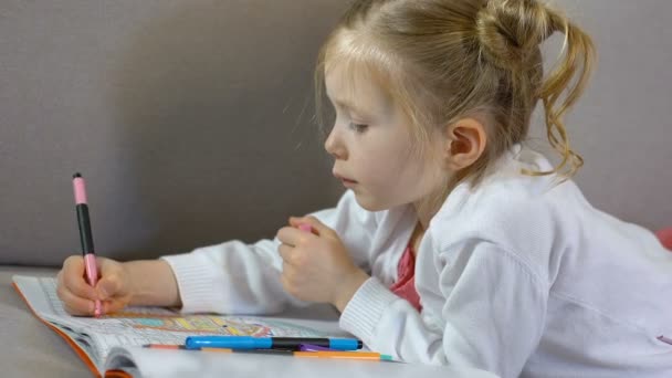 Desenho feminino pré-escolar com marcadores no livro de colorir, lazer infantil, arte — Vídeo de Stock