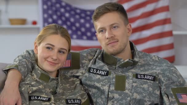 Ευτυχισμένοι γονείς με στρατιωτική στολή που κοιτάζουν την κόρη, την Αμερικάνικη Εθνική υπερηφάνεια — Αρχείο Βίντεο