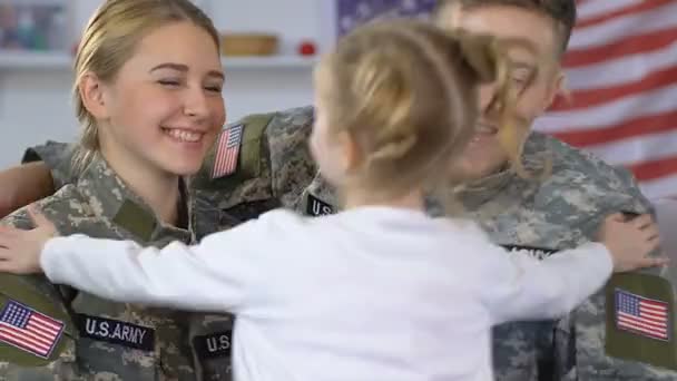 Joven pareja militar abrazando hija, conexión familiar, regreso a casa felicidad — Vídeo de stock