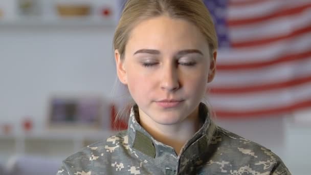 Γυναίκα λοχίας ψάχνει στην κάμερα, στρατιωτικός σύζυγος με την κόρη καθιστικό καναπέ — Αρχείο Βίντεο