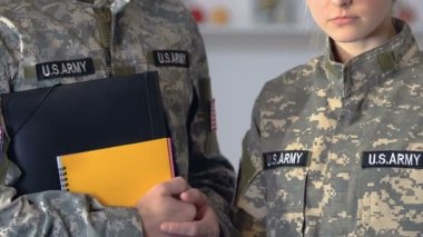Defter tutan erkek ve kız askeri öğrenciler, akademi eğitimi, eğitim