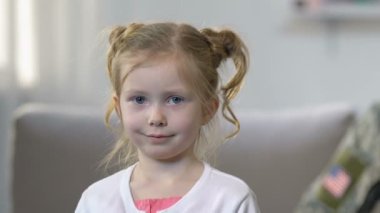 Mutlu asker görünümlü küçük kızı, gelecek nesil savunma, meslek