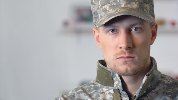 Молодий солдат дивиться камери крупним планом, військова професія, мужність, дисципліна — стокове відео