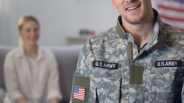 Trotse vriendin kijken naar militaire officier, Nation Defense, American Army — Stockvideo