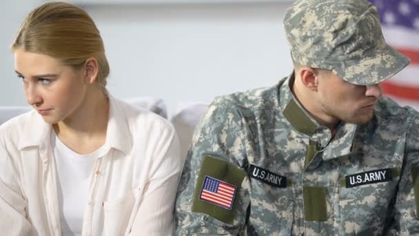 Δυστυχισμένος Αμερικανός στρατιώτης και λυπημένη φίλη κοιτάζοντας στην κάμερα, διαχωρισμός ζευγαριού — Αρχείο Βίντεο