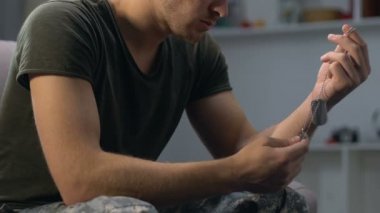 Elinde askeri künye tutan depresif gazi, en iyi arkadaş kaybı, anılar