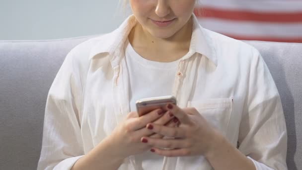 Mujer joven charlando en primer plano smartphone, aplicación de redes sociales, gadget — Vídeo de stock