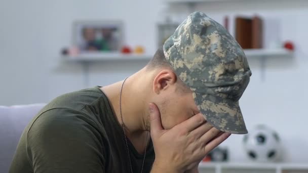 Angstige militaire veteraan lijdt stress, posttraumatische stoornis, geestelijke gezondheid — Stockvideo