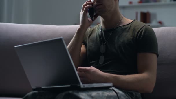 Militär man talar på telefonen innehar laptop, psykologisk support service — Stockvideo