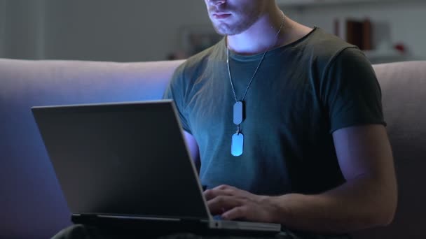 Profissional serviceman digitando laptop olhando câmera, conexão com a internet, trabalho — Vídeo de Stock