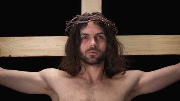 Filho de Deus na coroa de espinhos sofrendo pelos pecados, crucificado messias, sacrifício — Vídeo de Stock