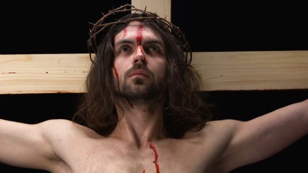 Gråtande Guds son i törnen krona lidande på trä kors, symbol för tro — Stockvideo