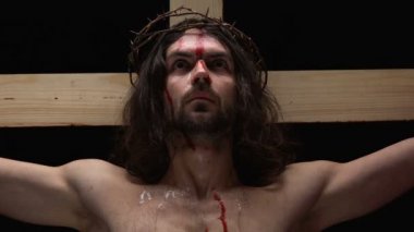 Dikenlerin tacında mesih'i feda etmek kamera, gözyaşı ve kan akıtıyor