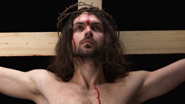 Crucificado sangrento Jesus morrendo cruz, auto-sacrifício religioso, símbolo espiritual — Vídeo de Stock