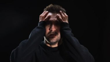 Siyah arka planda halüsinasyonlar gören akıl hastası hasta, panik atak