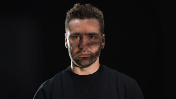 恐ろしい影怒っている男性の顔、否定的な感情、幻覚障害 — ストック動画