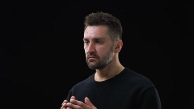 Yardım isteyen dua eden adam, geleneksel dini ritüel, günahlar tövbe, inanç