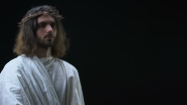 イエス・キリストの白い布が手を伸ばし、宗教的な支援、天国の平和 — ストック動画