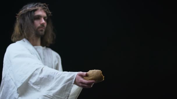Иисус дает хлеб бедному человеку на черном фоне, библейская история, поддержка — стоковое видео