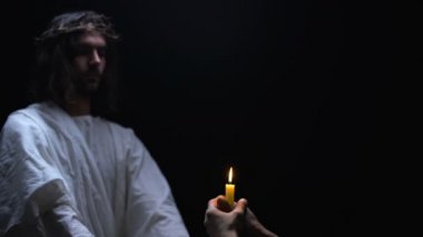 Kurtarıcı mum tutan dindar adam destekleyen, manevi ritüel, Tanrı iyilik