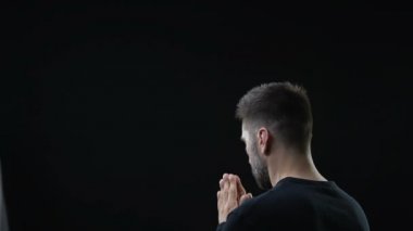 Siyah arka planda dua eden adamın kutsal ruh ön, günahlar bağışlama, lütuf