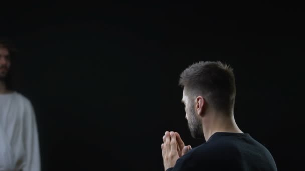 Tanrı'nın ruhuna bakan dua eden adam, dini mucize, ruhsal yardım, inanç — Stok video